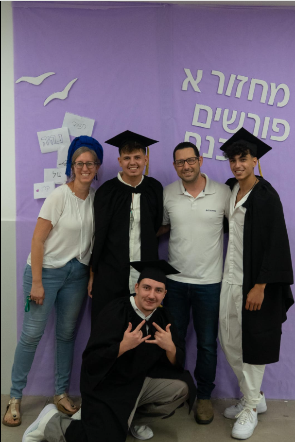 בוגרים וחברים חוגגים יחד