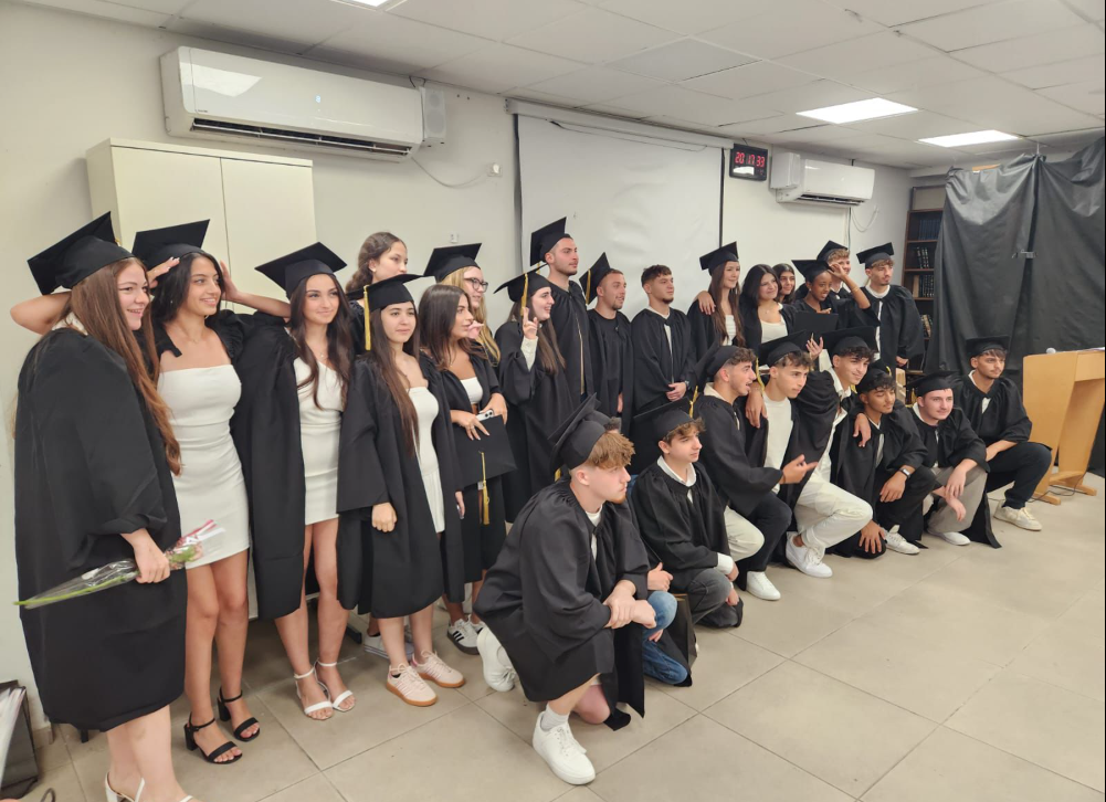 דוברת נואמת בטקס הסיום מול הקהל