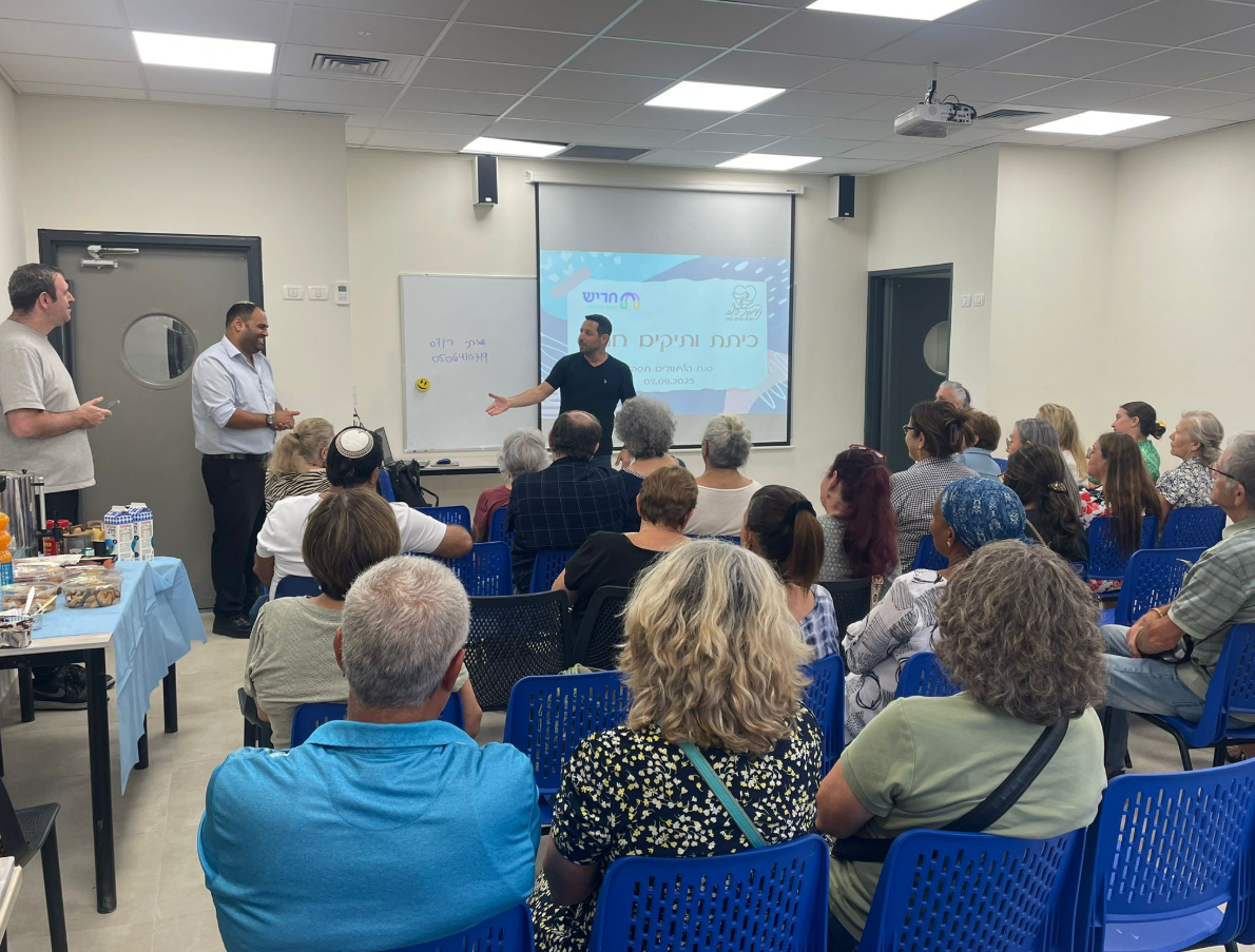 מעמד הדוברת בערב החשיפה מול קהל הוותיקים