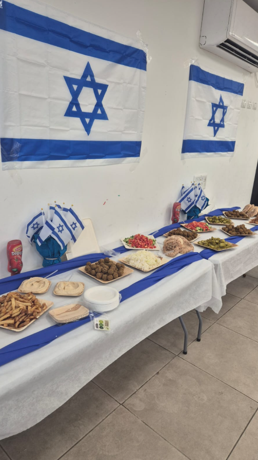 קיר דגלי ישראל בכיתה במהלך האירוע