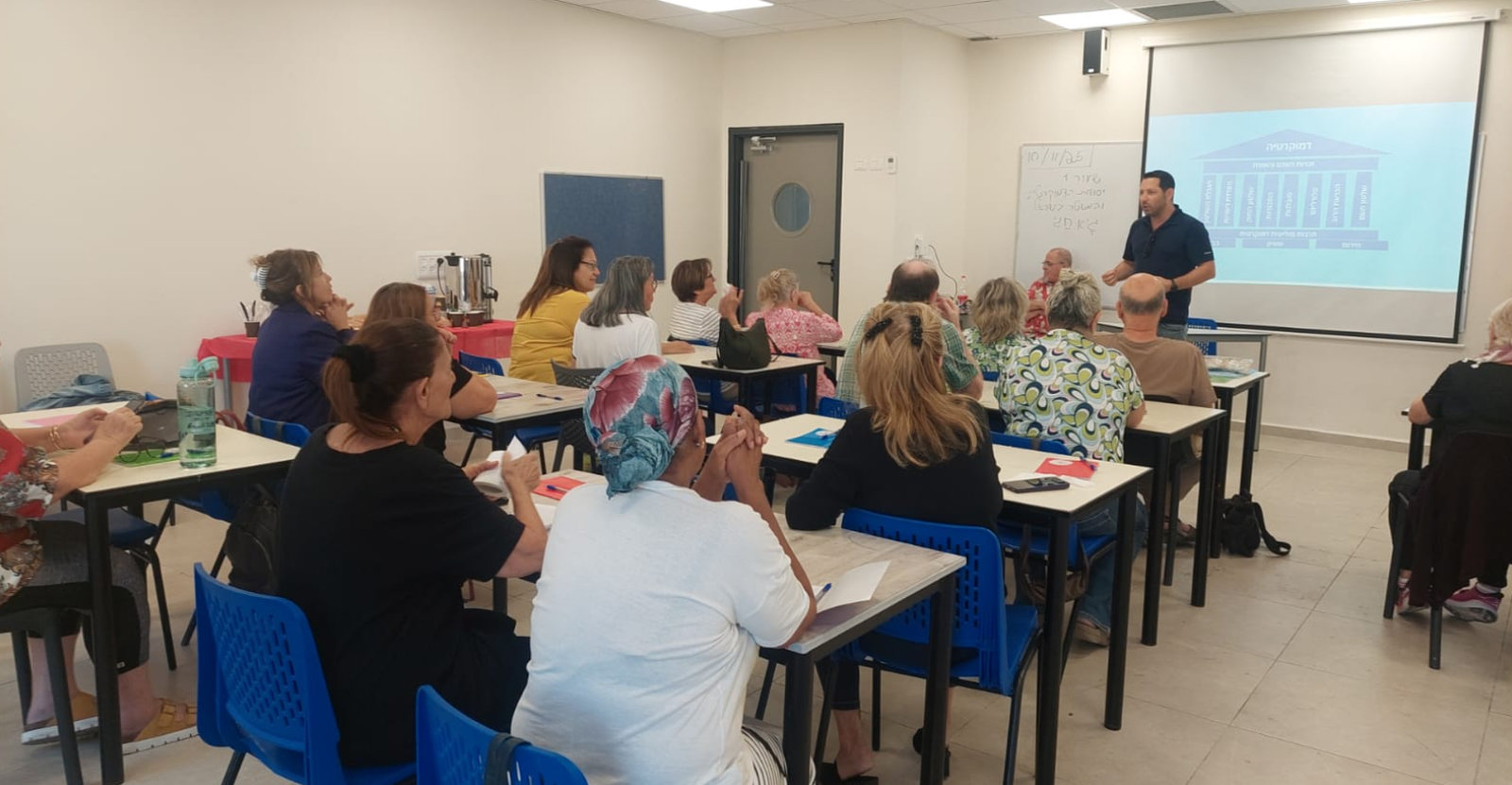 שיעור בכיתת הוותיקים