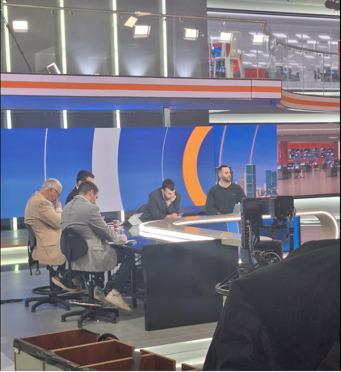 סיור לימודי בחדשות 14 – צוות ותלמידים במהלך הסיור (תמונה 4)